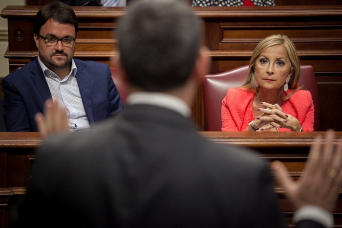 Antona y Navarro, la portavoz del PP, atienden a una intervención parlamentaria de Clavijo. / ANDRÉS GUTIÉRREZ
