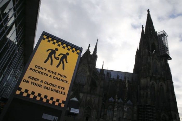 Cartel en la catedral de Colonia donde se advierte de los carteristas. | REUTERS