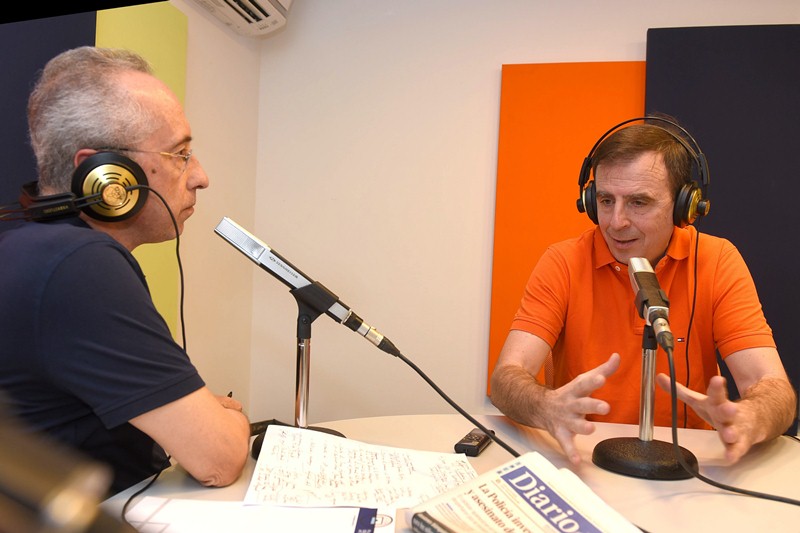 Fuentes Cobo responde a Carmelo Rivero durante la entrevista en Viva la Radio. / SERGIO MÉNDEZ