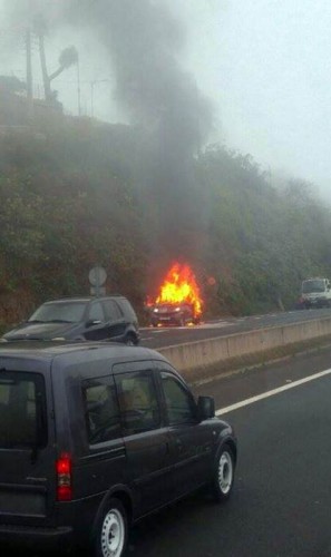 Imagen del vehículo envuelto en llamas. | OMAR CABRERA