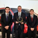 El presidente de Renault España, con el premio en compañía de Soria y Clavijo, ayer en Gran Canaria. / DA