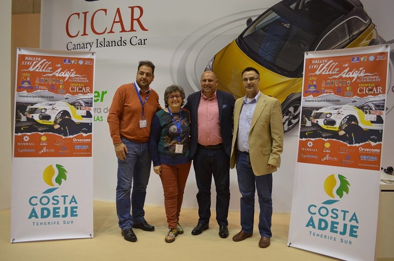 Los concejales de turismo, Ermitas Moreira y de deportes, Adolfo Alonso, junto al presidente de la escudería, Poli Delgado. | DA