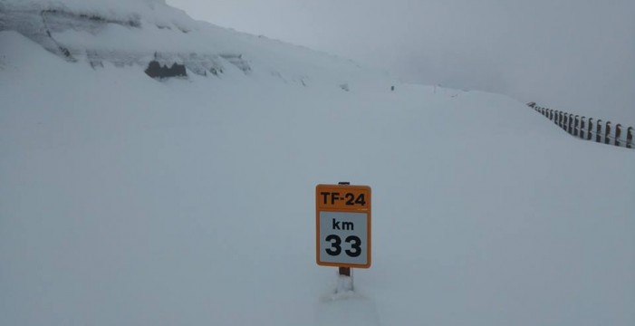Las carreteras del Teide siguen cerradas por la intensa nevada
