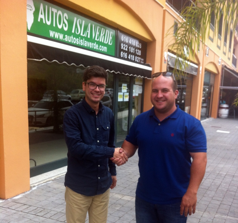 Edgar Morales, de Autos Isla Verde, y Fafi Plasencia, presidente del Club ADEA. |DA