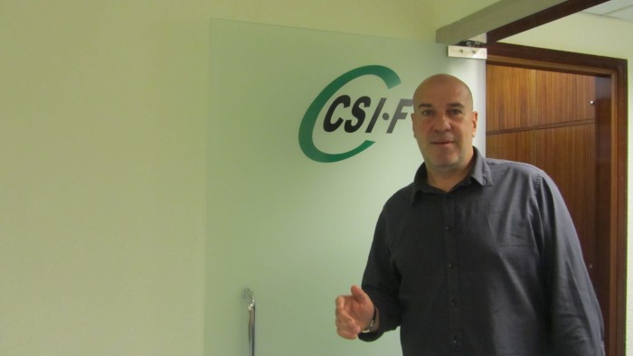 César Martínez Araque, en la sede de CSI.F en Santa Cruz de Tenerife. / DA