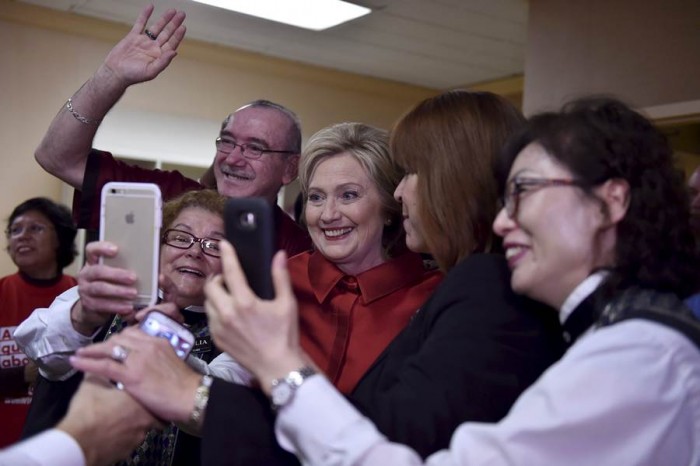 Hillary Clinton con algunos de sus votantes en Nevada. | REUTERS