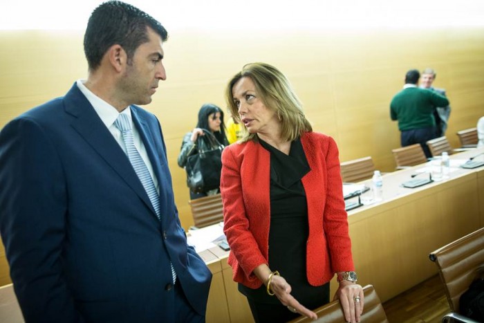 Manolo Domínguez y Ana Zurita, ayer antes de la sesión plenaria de la Corporación insular. | ANDRÉS GUTIÉRREZ