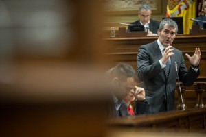 El presidente del Gobierno de Canarias, Fernando Clavijo, en el Parlamento. / ANDRÉS GUTIÉRREZ