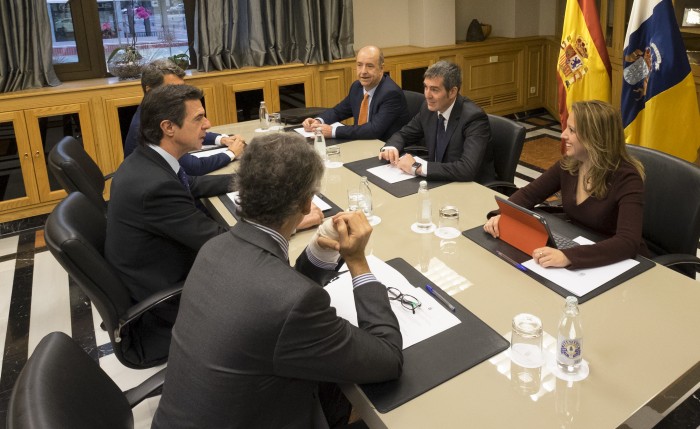 Soria y Clavijo, en la reunión de ayer a la que también asistieron otros miembros de ambos gobiernos. / DA