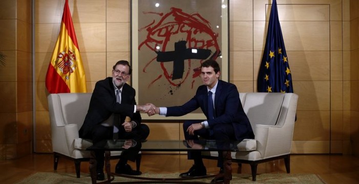 Rivera reprocha a Rajoy su "insuficiente" labor en la lucha contra la corrupción pero no pide que retire su candidatura