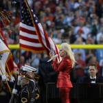 Lady Gaga fue la encargada de cantar el himno estadounidense al inicio del encuentro. / REUTERS