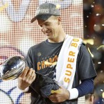 El quarterback de los Denver Broncos, Peyton Manning, con el trofeo Vince Lombardi. / REUTERS