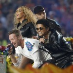Beyonce, Chris Martin y Bruno Mars, en el show del intermedio. / REUTERS