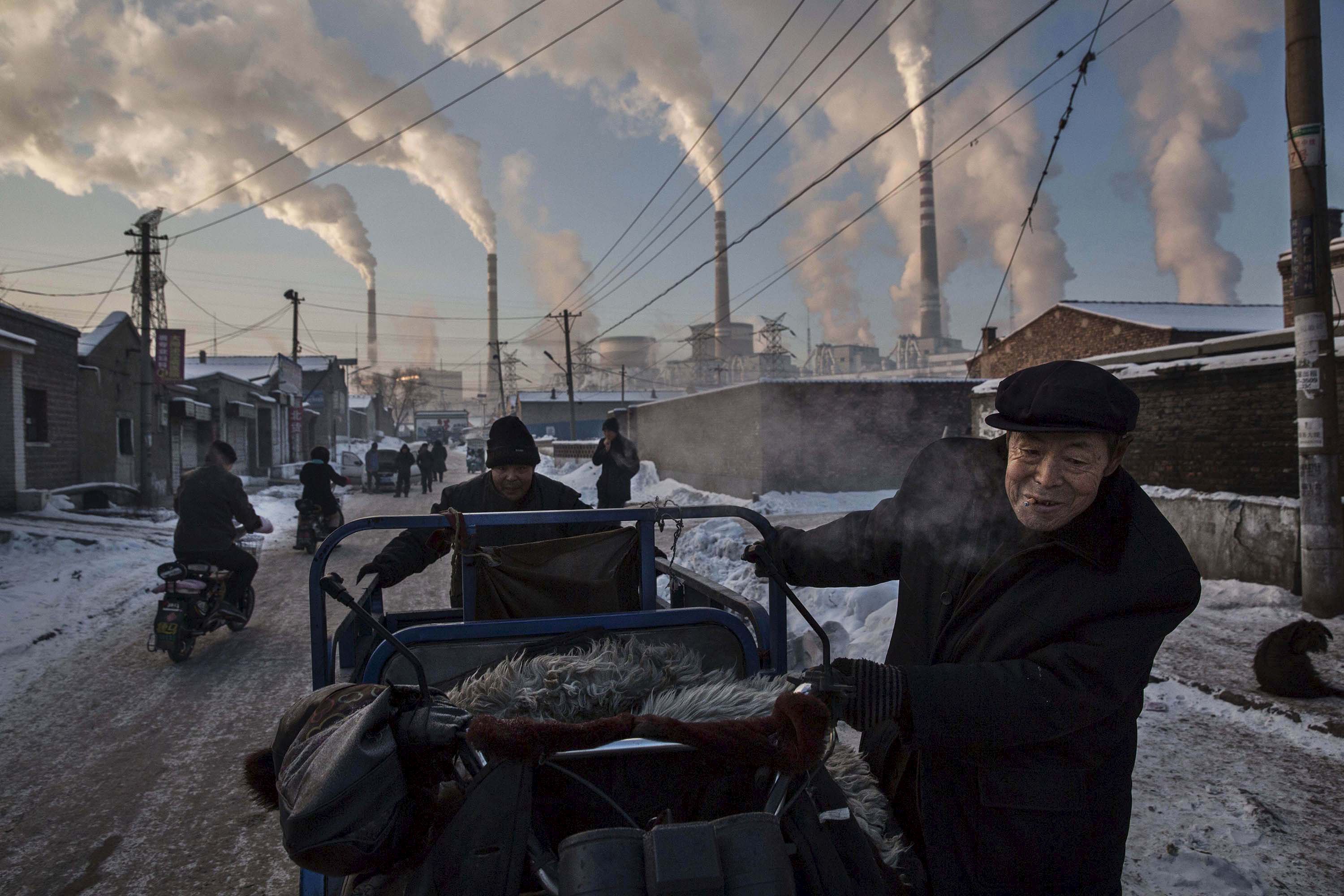 Daily Life, 1st prize singles (Kevin Frayer – China’s Coal Addiction)