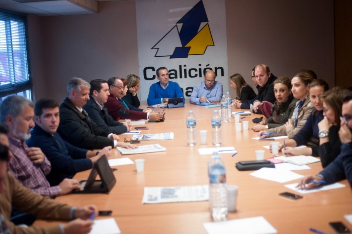 La Comisión Ejecutiva Nacional de CC, ayer, durante la reunión mantenida en la sede insular del partido en la capital tinerfeña. / FRAN PALLERO