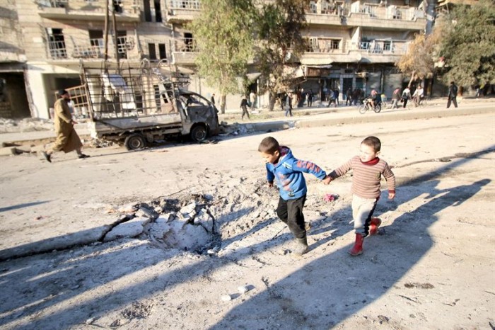 Niños jugando junto a los restos de un bombardeo en Alepo./ ABDALRHMAN ISMAIL / REUTERS  