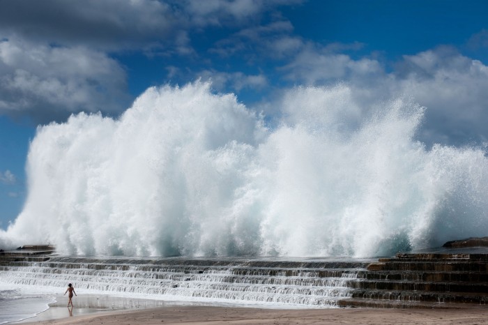 Los temporales de mar producen continuos daños en la estructura del dique de Bajamar. / FRAN PALLERO