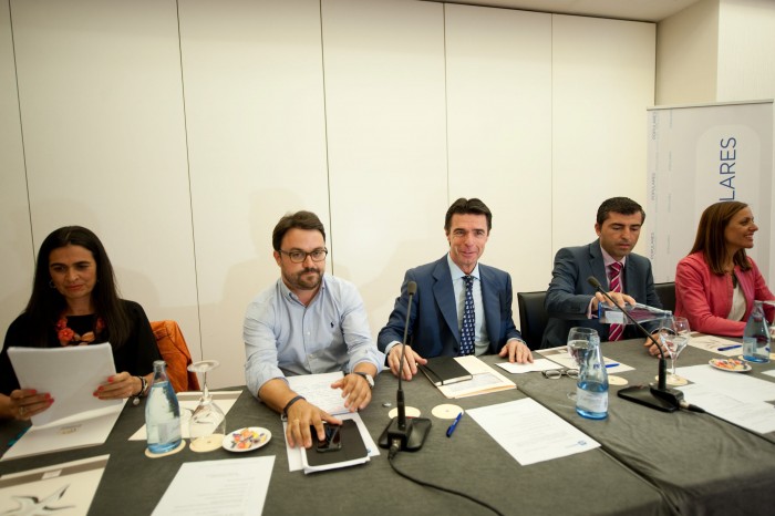 Soria, junto a otros dirigentes del PP canario: Antona, Hernández Bento, Domínguez y Tavío. / FRAN PALLERO