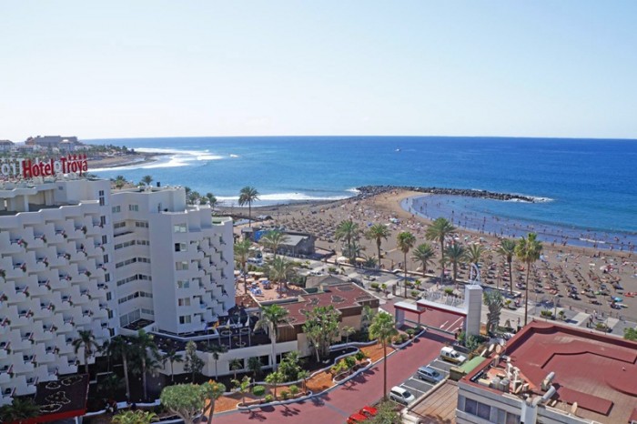 El hotel Troya se encuentra situado en el límite entre Arona y Adeje, en primera línea de playa. / DA