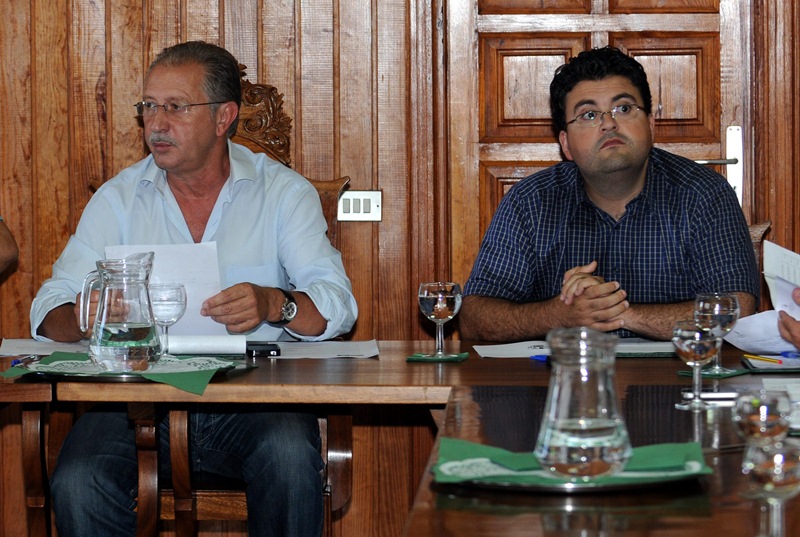 El alcalde, Haroldo Martín, y Román Afonso, durante un pleno en el anterior mandato. / m.p.p.