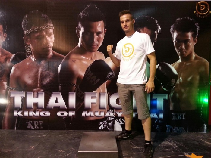 Aitor Alonso posa en un cartel de un evento de Thai Fight. / DA