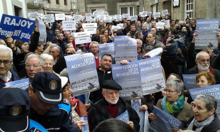 Partidarios y detractores de Rajoy a la entrada del pleno. / EUROPA PRESS PONTEVEDRA  