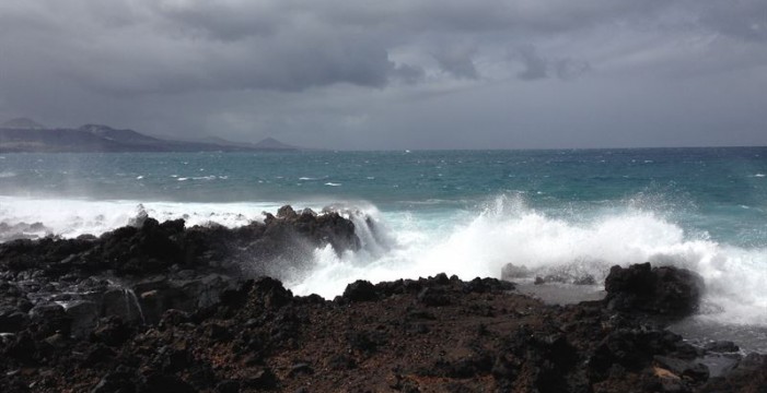 Canarias seguirá este domingo en aviso amarillo por vientos de 70 km/h y olas de cuatro metros