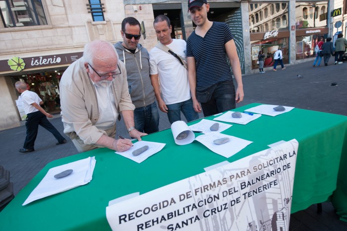 La plataforma en defensa del Balneario recogió firmas en la plaza de la Candelaria. / F. P.