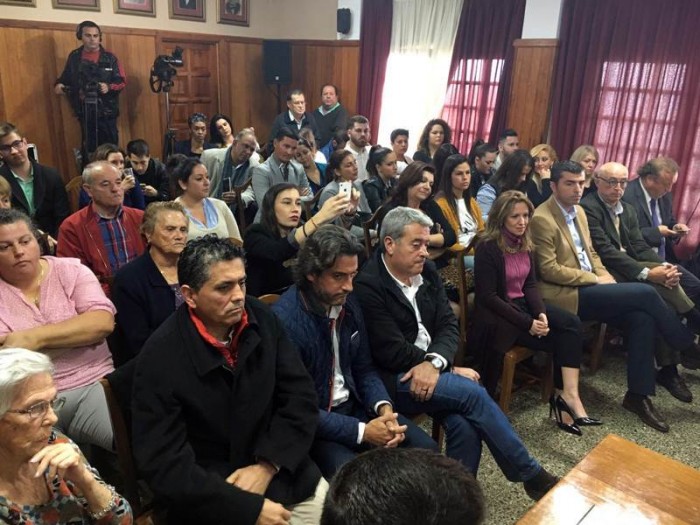 La sala de plenos del Ayuntamiento de La Victoria completa durante la moción de censura. | FRAN PALLERO