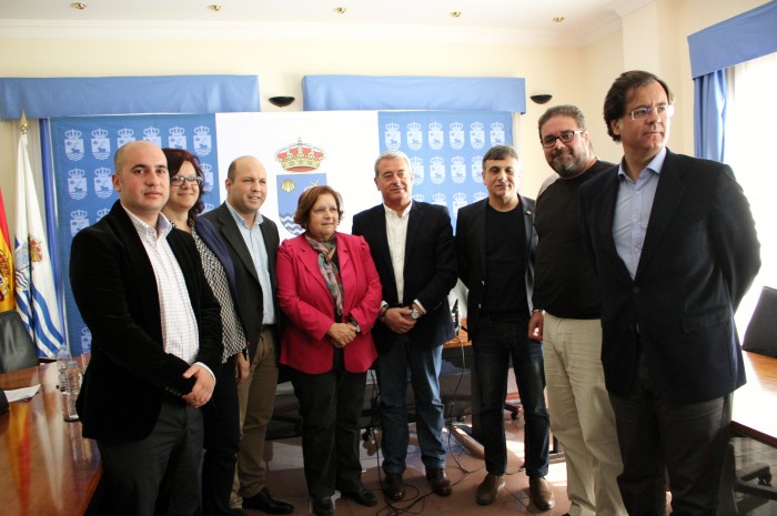 Los siete alcaldes junto al consejero insular Aurelio Abreu, ayer en San Juan de la Rambla. /DA