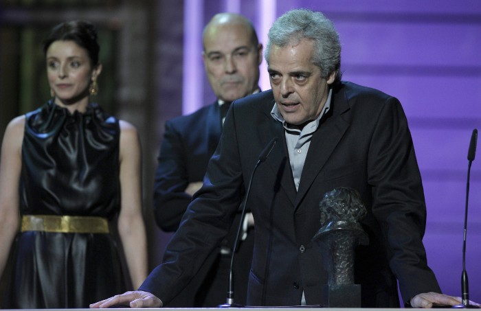 Andrés Santana, junto a uno de sus cuatro premios Goya. 