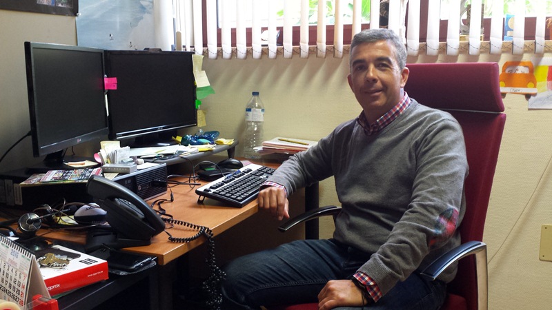 El profesor Eduardo Parra, el pasado viernes, en su despacho de la Facultad de Ciencias Económicas. / DA