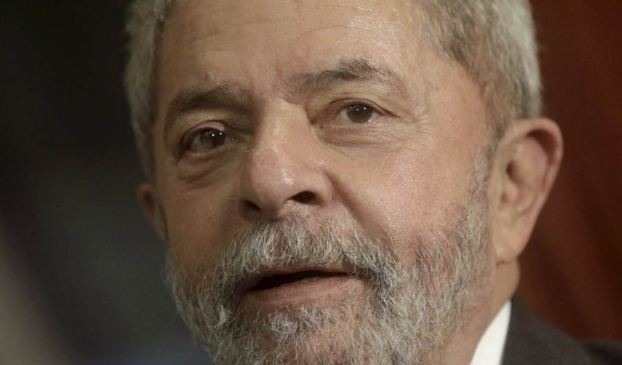 Brazil's former President Luiz Inacio Lula da Silva reacts during a meeting in Rio de Janeiro, Brazil, in this December 3, 2015 file photo. Federal police went to the home of Lula on March 4, 2016 after a warrant was issued to bring him in for questioning in the latest round of the Operation Carwash anti-graft investigation, local media said.  REUTERS/Ricardo Moraes/Files
