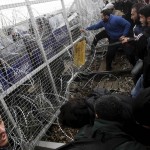 La Policía macedonia ha empleado gases lacrimógenos para dispersar a cientos de inmigrantes y refugiados que han cruzado por la fuerza la frontera desde Grecia. | REUTERS