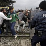 La Policía macedonia ha empleado gases lacrimógenos para dispersar a cientos de inmigrantes y refugiados que han cruzado por la fuerza la frontera desde Grecia. | REUTERS