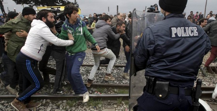 La Policía macedonia usa gases lacrimógenos contra refugiados tras cruzar la frontera por la fuerza