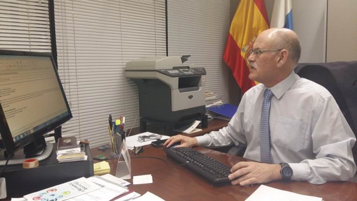 Teófilo González, en su despacho de la Dirección General de Transparencia y Participación Ciudadana del Gobierno de Canarias. | DA