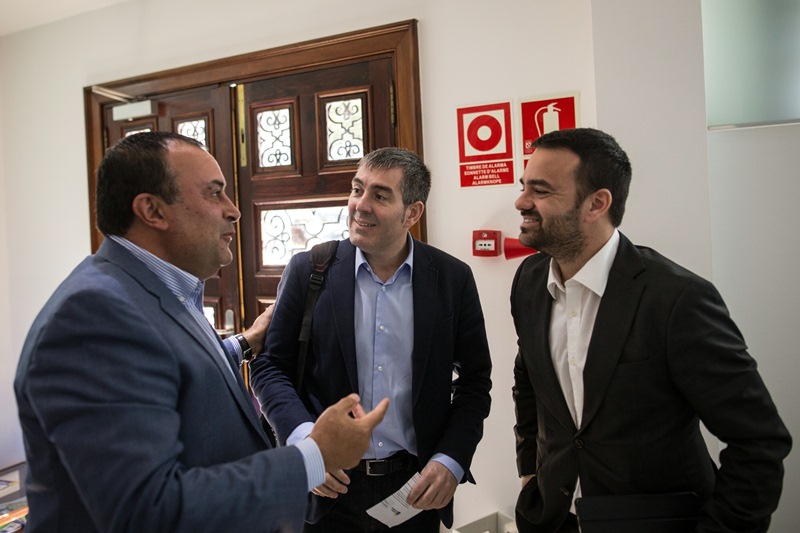 Clavijo (centro), con el presidente de la Fecam, Ramón Plasencia, y el consejero de Presidencia, Aarón Afonso. / F. P.