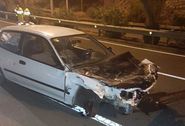 a pesar de los daños en el coche, sus tres ocupantes sufrieron heridas leves. | PL