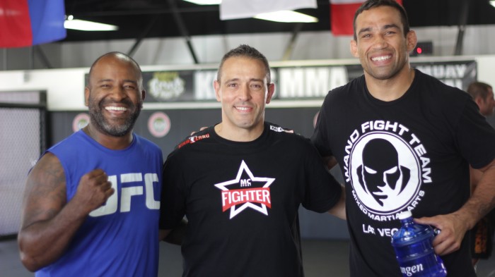 El analista palmero, junto a Fabricio Werdum,, campeón del UFC dentro de la división del peso pesado, y su entrenador Rafael Cordeiro. / JONAY AZARUG