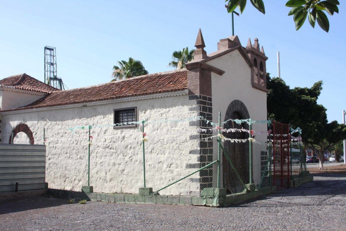 La ermita de San Telmo ha quedado aislada de su entorno urbano tras el paso del tranvía. / DA