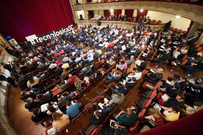 Tecnológica Santa Cruz arrancó ayer en el Teatro Guimerá con aforo completo y mucha innovación. / F. PALLERO