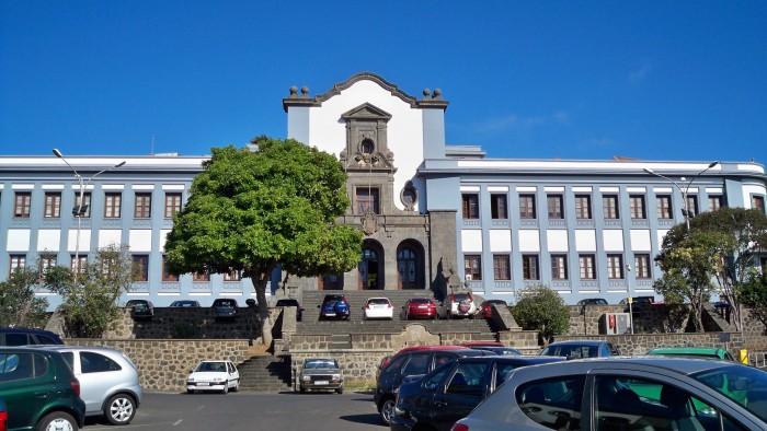 La Universidad de La Laguna ha perdido casi el doble de docentes e investigadores que la de Las Palmas. / DA
