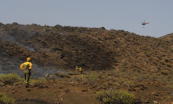 Extinguido el incendio que obligó a evacuar a la virgen de Los Reyes