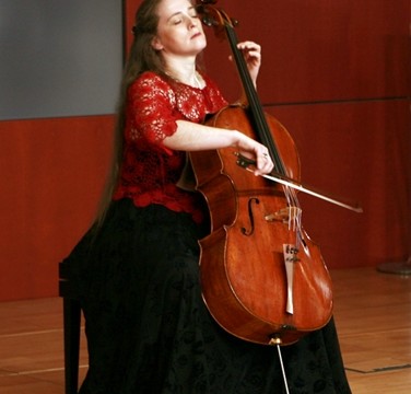 La violonchelista Kerstin Feltz ofrece este jueves un concierto a beneficio de la Asociación contra el Cáncer