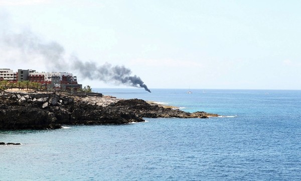 Saltan al mar frente a la playa de La Caleta tras incendiarse su embarcación