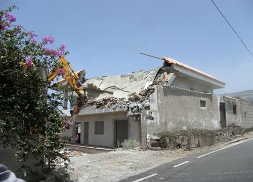Derriban una casa de dos plantas ilegal en el sur de Tenerife