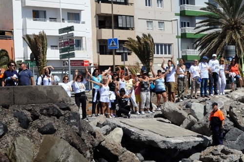 Un grupo de vecinos de Santa Cruz dan su apoyo a San Andrés 