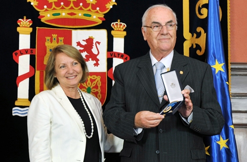 María Rosa Alonso recibe la medalla de oro al trabajo a título póstumo