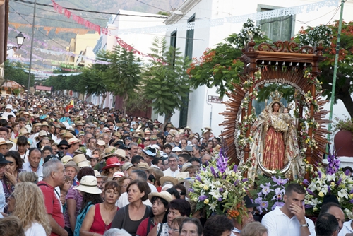 Unas 40.000 personas asisten a la Bajada de la Virgen de El Socorro en Güímar